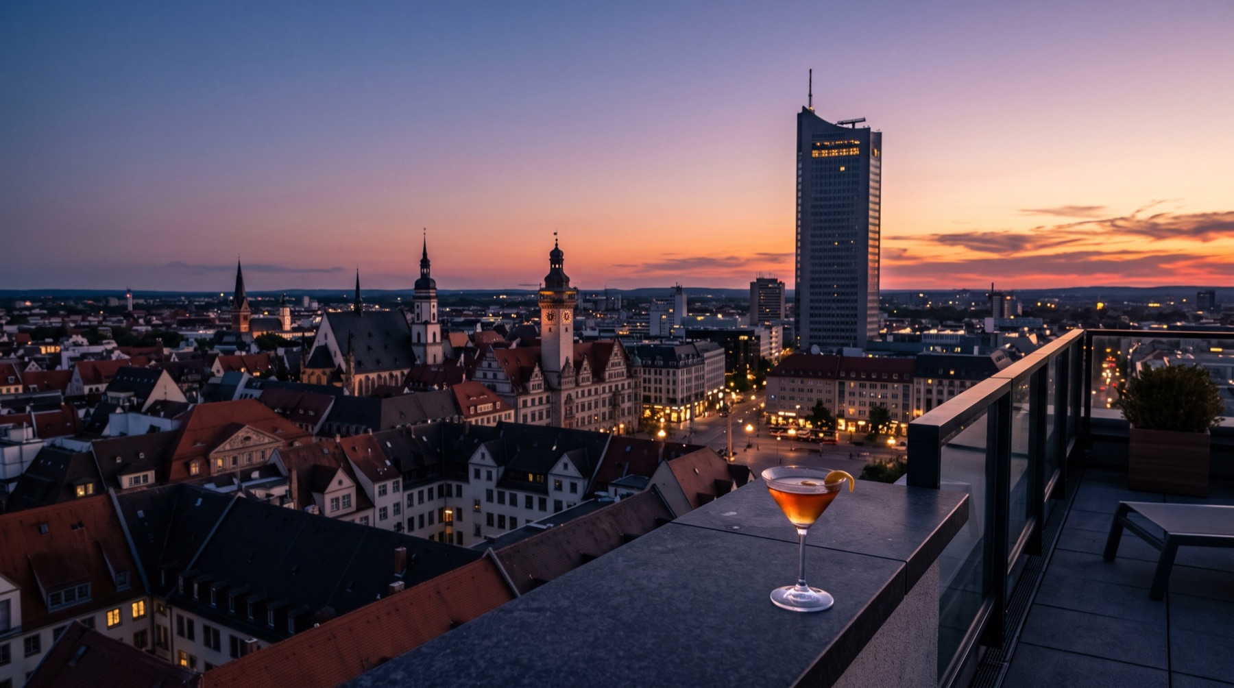 Blick von einer Dachterrasse über Leipzig am Abend (Bild mit KI erstellt)