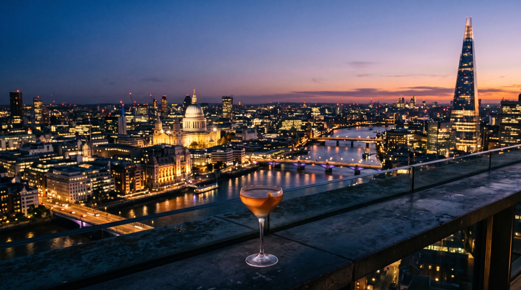 Blick von einer Dachterrasse über London am Abend (Bild mit KI erstellt)