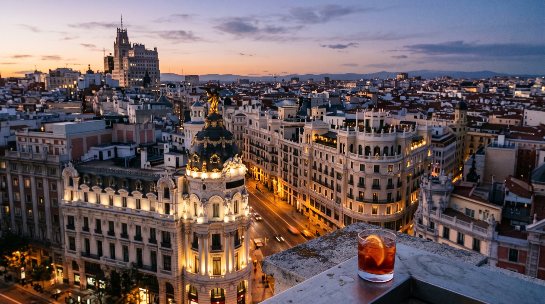 Blick von einer Dachterrasse über Madrid am Abend (Bild mit KI erstellt)