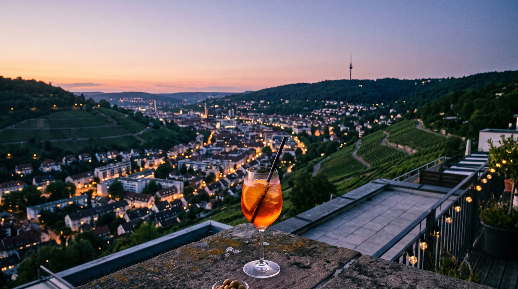 Blick von einer Dachterrasse über Stuttgart am Abend (Bild mit KI erstellt)