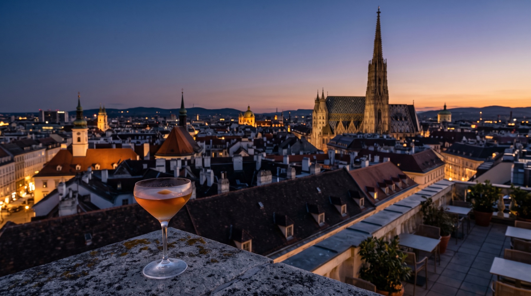 Blick von einer Dachterrasse über Wien am Abend (Bild mit KI erstellt)